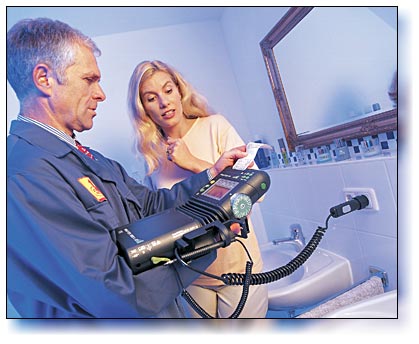 Installateur beim E-Check