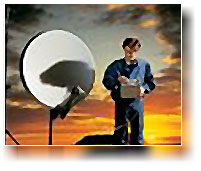 Monteur beim installieren einer Satellitenanlage