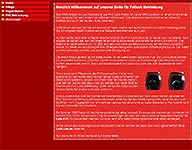 Auf der suche nach dem richtigem Material fand ich die PVC Lackfolien die ich heute noch verarbeite. Nach einigen versuchen wie man das Material vern&uuml;nftig zusammenf&uuml;gt entstand die erste Lackreithose. Das Material ist recht dehnbar ca. 10-20% und zieht sich nach der Beanspruchung auf die Ursprungsgr&ouml;&szlig;e zur&uuml;ck. Es bleibt also bei Sachgem&auml;&szlig;er Beanspruchung keine bleibenden Verformungen zur&uuml;ck. Die N&auml;hte werden aufwendig verklebt und machen jede Bewegung mit. Oft wird in Frage gestellt ob die N&auml;hte halten. JA die N&auml;hte halten auf jeden Fall! Die Lacksachen werden so verarbeitet das keine &bdquo;scharfen&ldquo; Kanten zur&uuml;ckbleiben. Durch eine Aufwendige Klebetechnik sind die Kanten abgerundet (weich). Das Lack Material gl&auml;nzt von au&szlig;en so stark das sich Gegenst&auml;nde darin spiegeln.Ohne besondere Pflege sind die PVC Lacksachen immer nass gl&auml;nzend. Es sind keine Siliconsprays wie bei Latex erforderlich um diese sch&ouml;n gl&auml;zen zu lassen. Von Innen sind die Sachen &auml;hnlich glatt wie von au&szlig;en allerdings matt. Es befinde sich keine  Stoff im Inneren der PVC Lack Bekleidung. Siehe die beiden Fotos auf der rechten Seite, f&uuml;r Gro&szlig;ansicht bitte anklicken.Vom Aussehen her sind die Sachen wie herk&ouml;mmliche Lacksachen nur noch etwas besser, da wenn die PVC Sachen auf Dehnung beansprucht werden sieht man bei den Kleidungsst&uuml;cken, keine Struktur vom Stoffflies. Vom Tragegef&uuml;hl her erinnern die Lacksachen einen eher an Latex Bekleidung. Hier kommt nicht nur der Betrachter ins schwitzen.